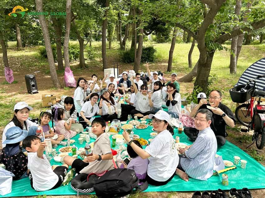 Các thành viên tại Nhật Bản gắn kết cùng nhau trong team building